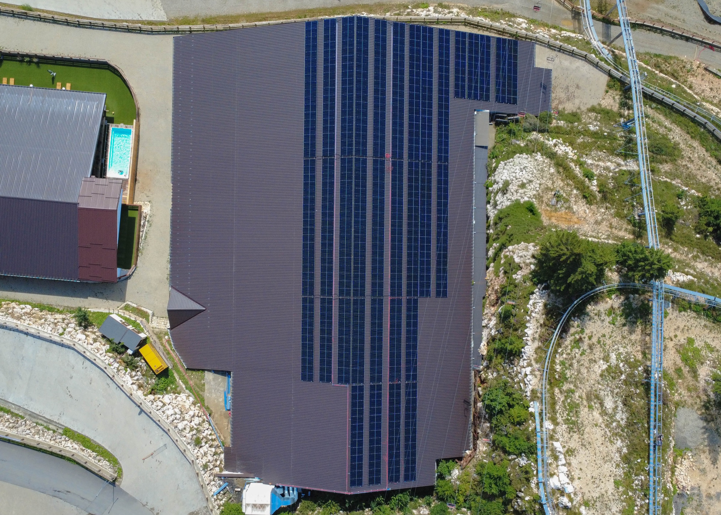 Cheile Grădiștei Resort Fundata - Instalare panouri fotovoltaice - Imagine 1