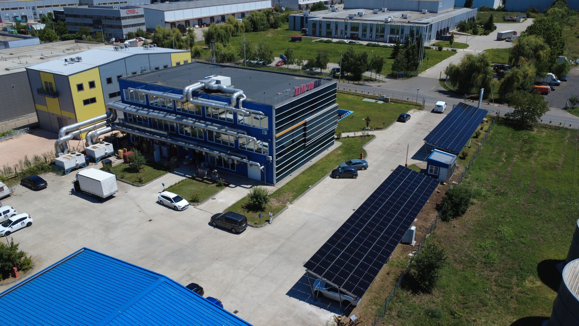 Carport fotovoltaic de 77 kWp la sediul Elta 90 Medical Research din Chiajna, Ilfov – vedere din dronă