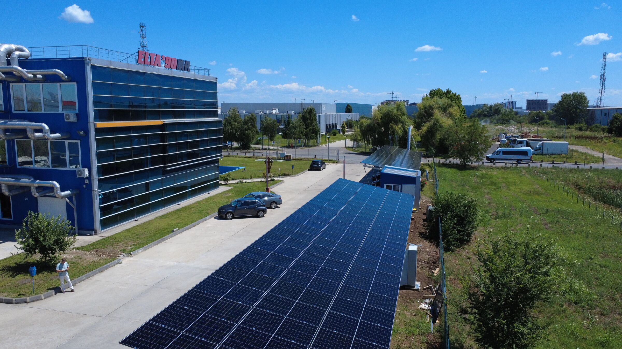 Carport fotovoltaic cu panouri LONGi în parcarea Elta 90 Medical Research, Chiajna