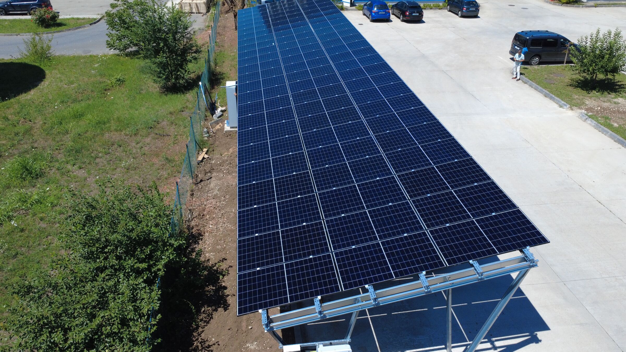 Carport solar cu stații de încărcare pentru mașini electrice, Chiajna – vedere de sus