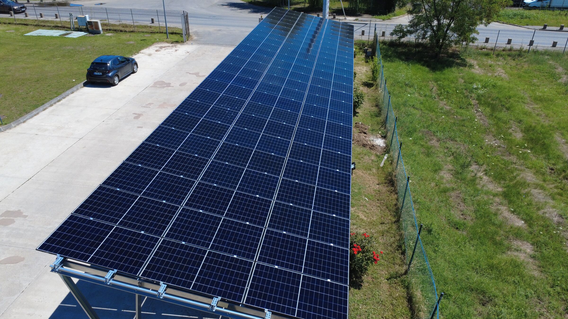 Structura carportului fotovoltaic Elta 90 Medical Research, județul Ilfov