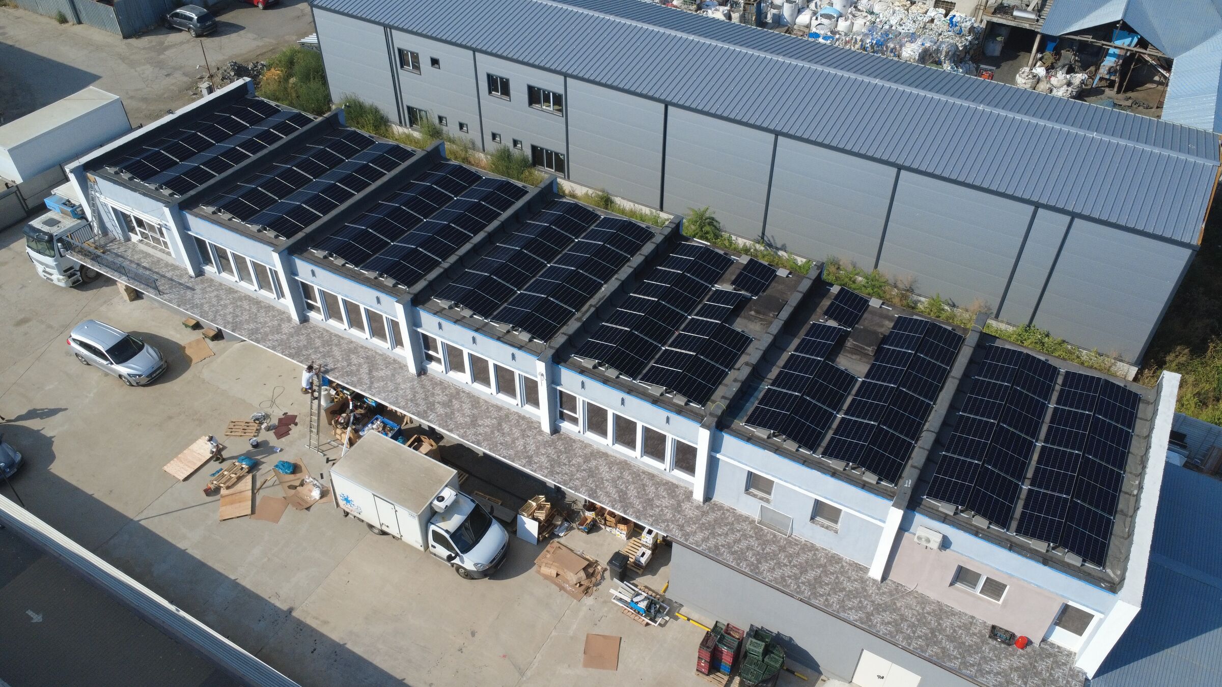 Sistem fotovoltaic de 58 kWp cu stocare pe depozitul Fresh-Fruits Logistics din Berceni, Ilfov – vedere din dronă