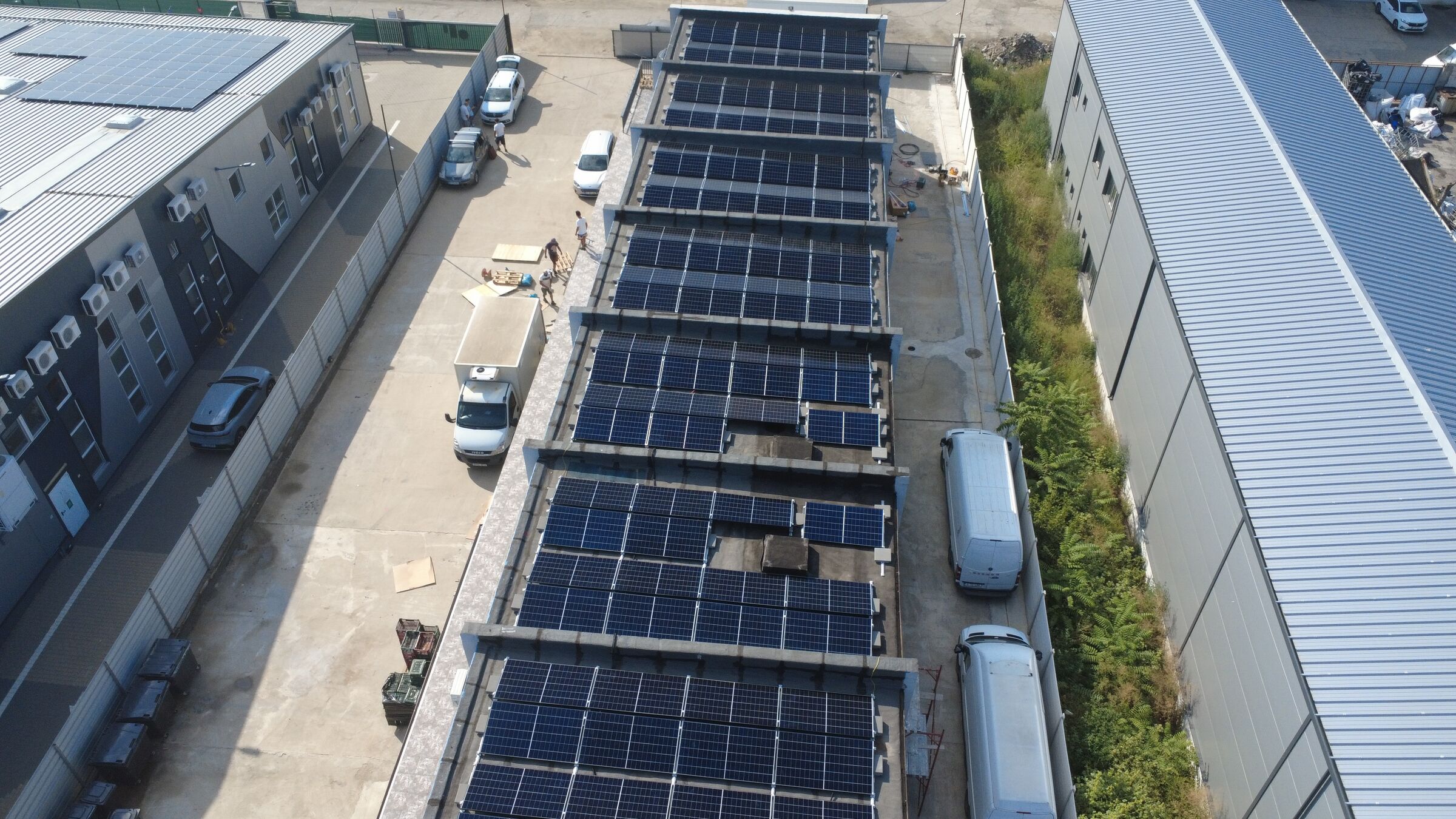 Panouri fotovoltaice LONGi pe acoperișul depozitului Fresh-Fruits Logistics – vedere de sus