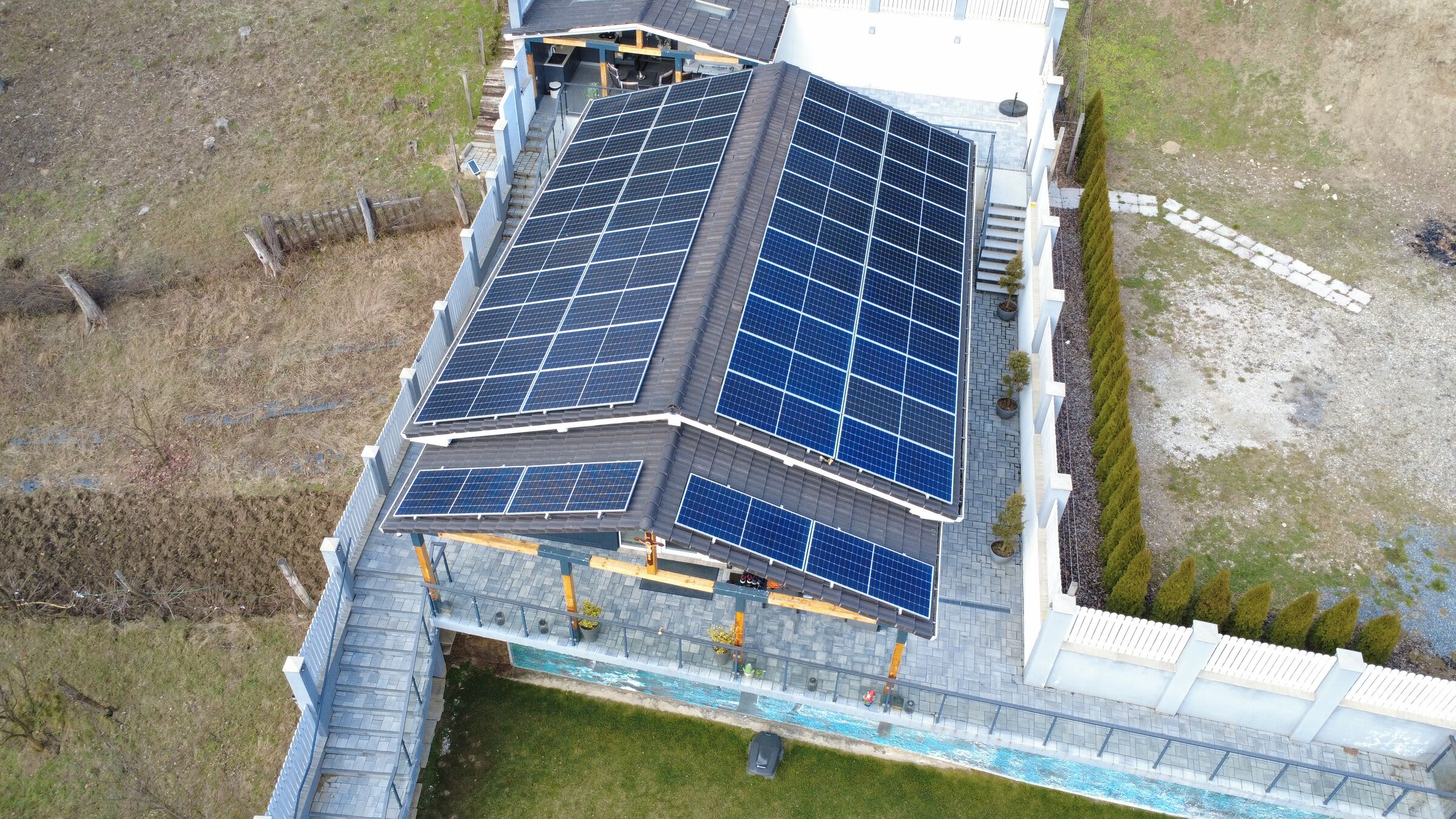 Sistem fotovoltaic rezidențial de 25 kWp cu baterii pe o casă din Sighișoara, Mureș – vedere din dronă