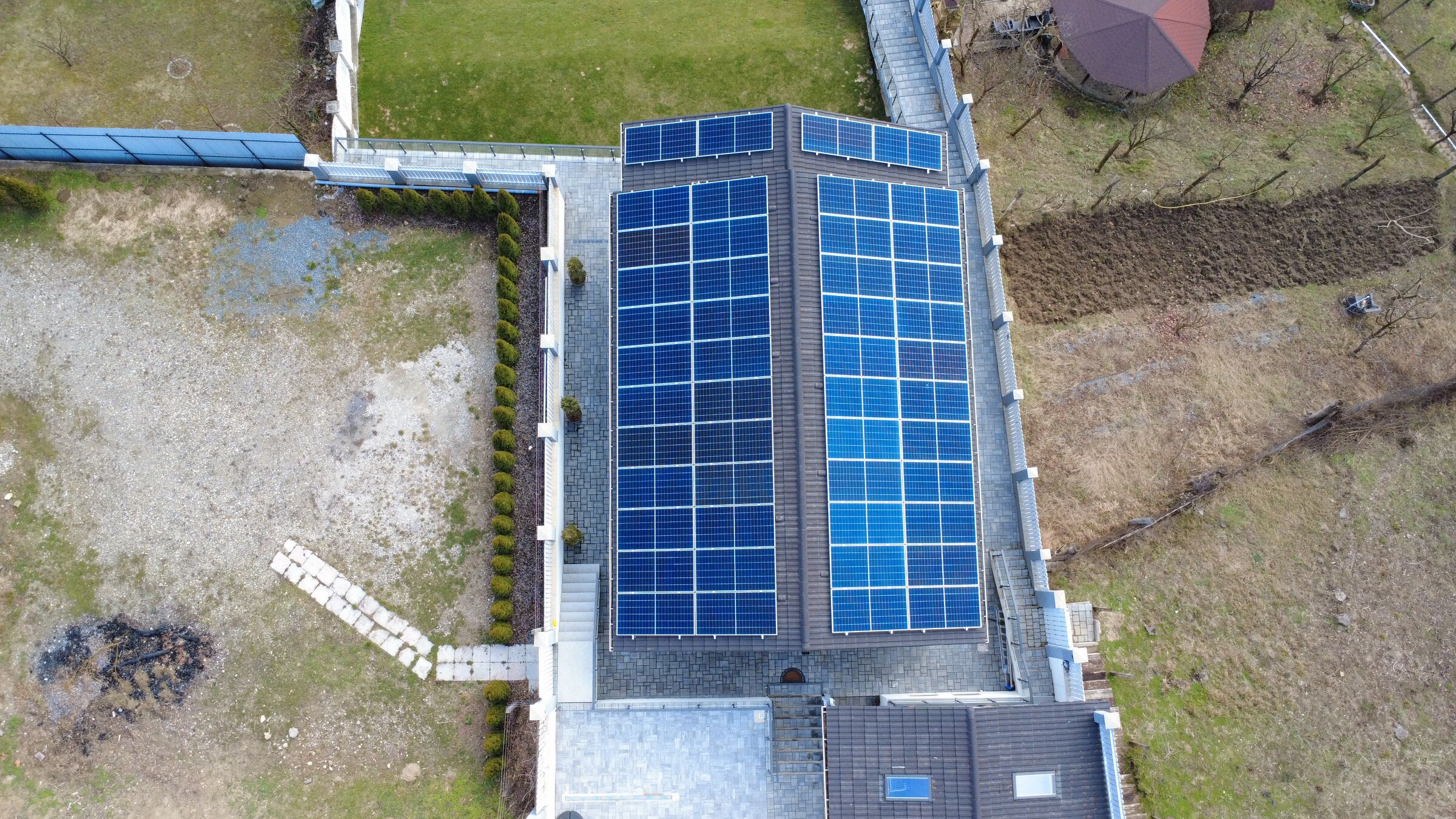 Panouri fotovoltaice LONGi pe acoperișul unei locuințe din Sighișoara – vedere de sus