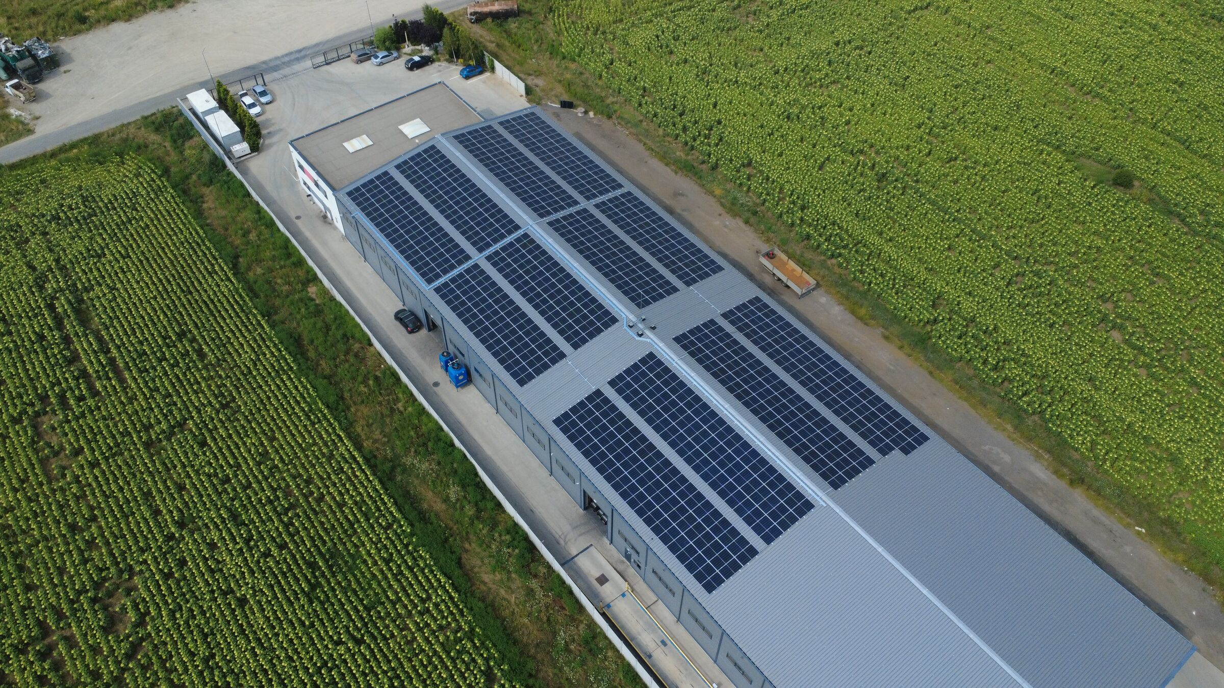 Sistem fotovoltaic de 316 kWp pe hala Stehos Acero din Chitila, Ilfov – vedere de ansamblu din dronă