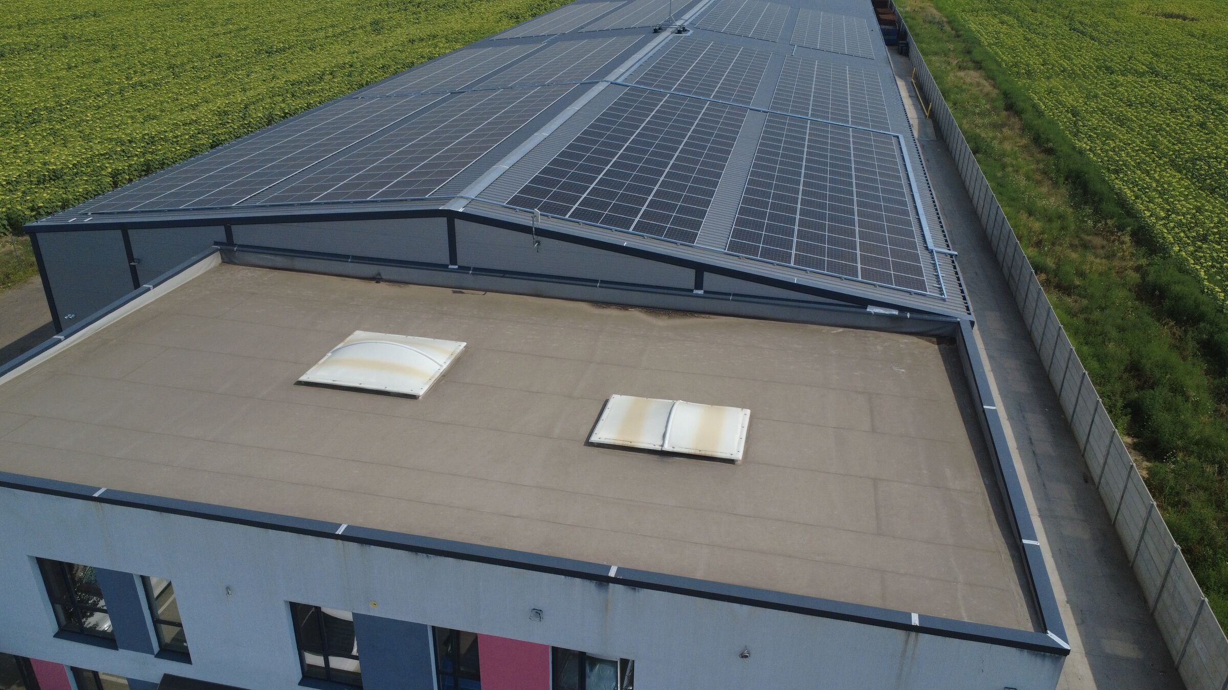 Hala Stehos Acero din Chitila cu sistem fotovoltaic pe acoperiș – vedere din dronă