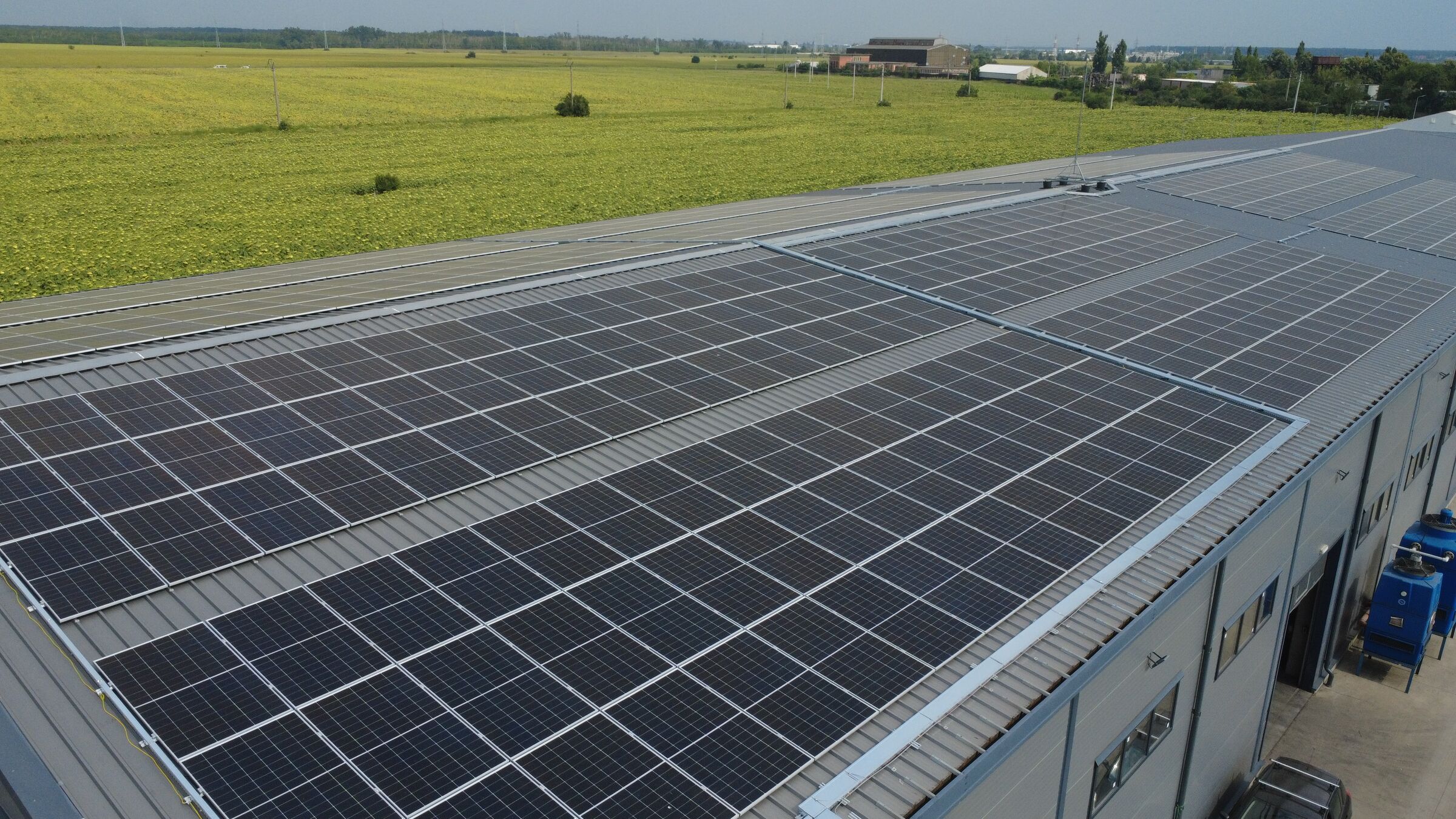 Rânduri de panouri fotovoltaice pe acoperișul industrial Stehos Acero, județul Ilfov