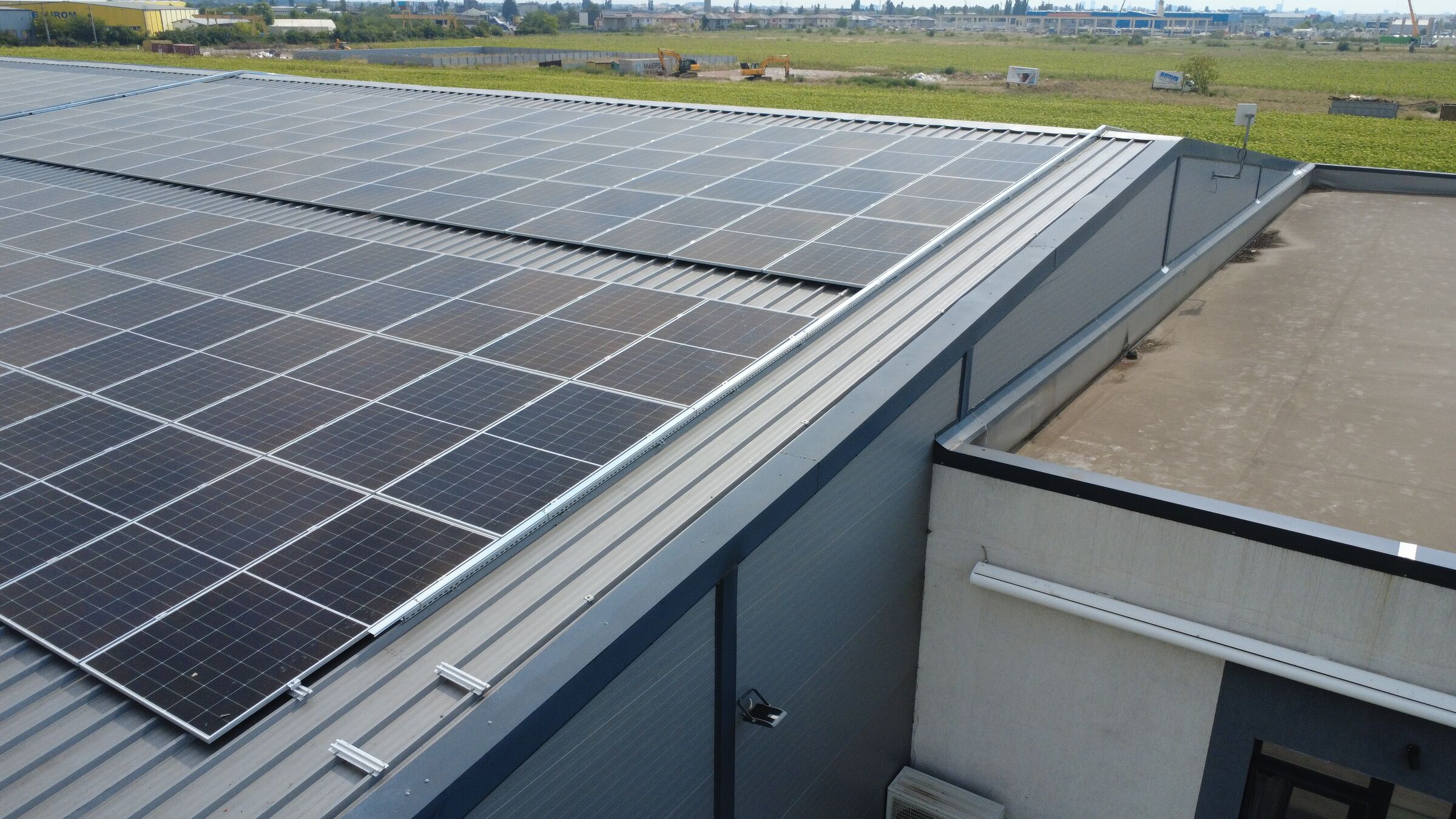 Sistem fotovoltaic industrial de 316 kWp în Chitila – vedere laterală